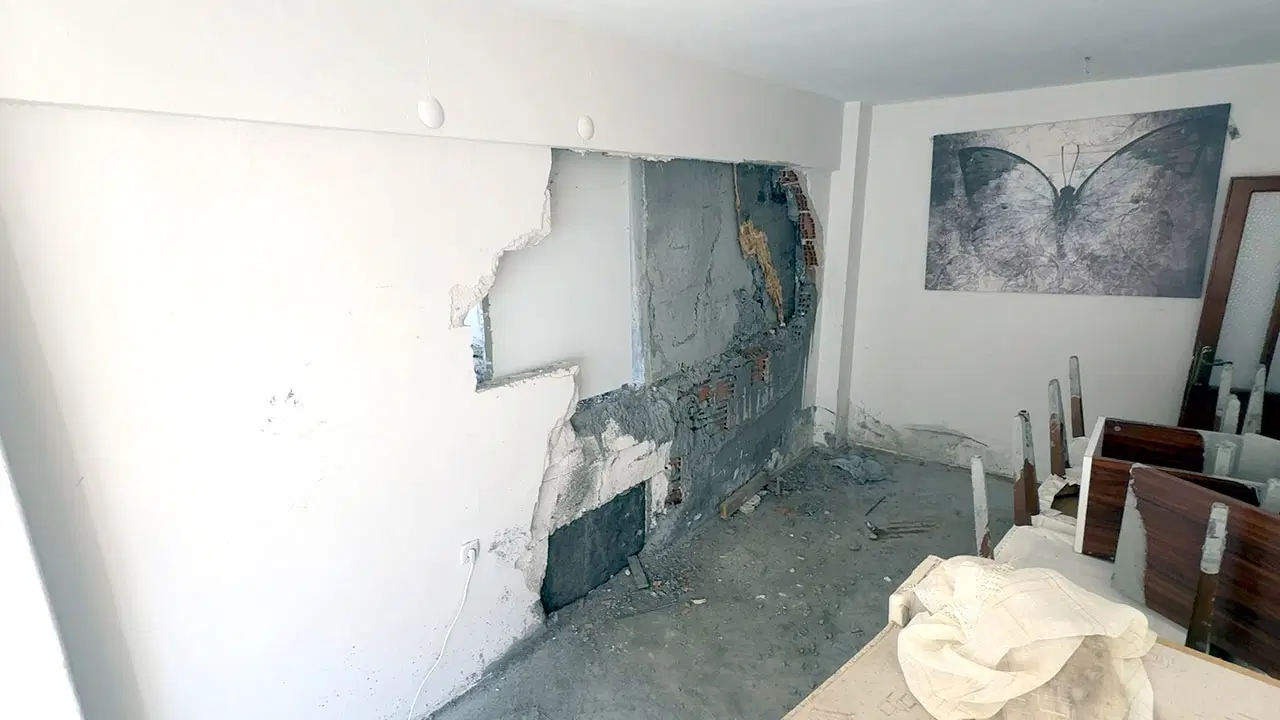 Avcılar'da beton dökümü sırasında kaza: Mikser hortusu komşu dairenin duvarını delerken salonu betonla kapladı