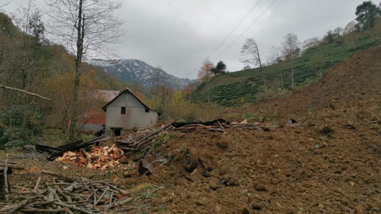 Artvin’de heyelan nedeniyle inşaat halindeki ev ile otomobil zarar gördü