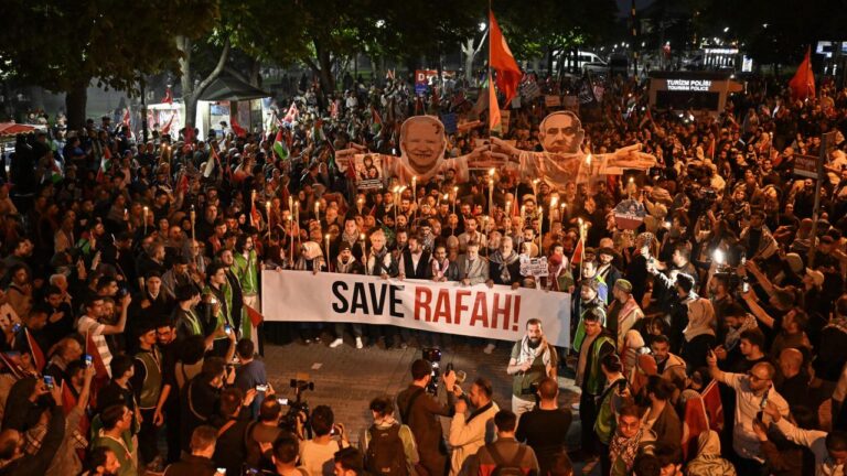 Ayasofya’dan Eminönü’ne Filistin için meşaleli yürüyüş