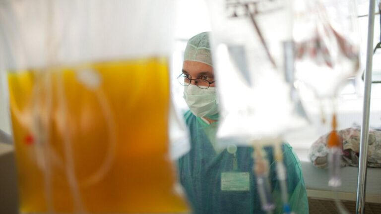 İngiltere’de devam eden koli basili salgınında bir kişi öldü