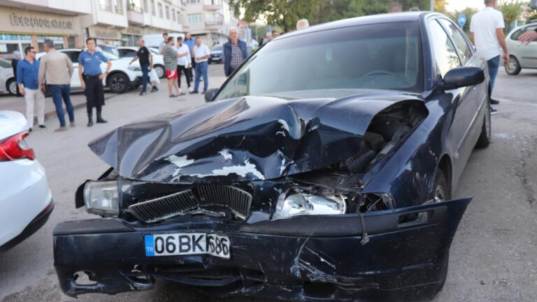 Ordu'da otomobilin çarpışması sonucu 5 kişi yaralandı.