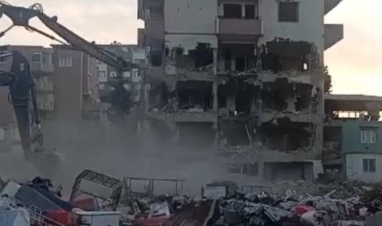 Gaziantep'te yıkım sırasında 6 katlı bina çöktü – Son Dakika Türkiye Haberleri