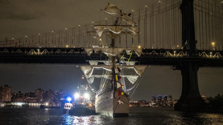 Meksika donanmasına Brooklyn Köprüsü’ne çarptı