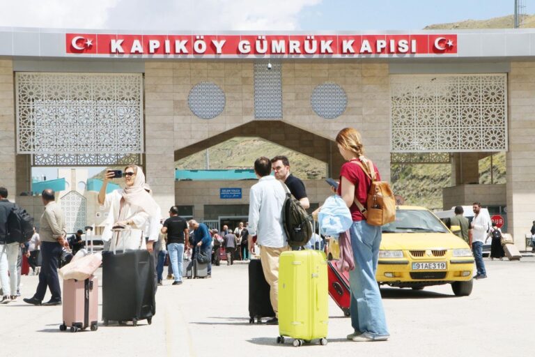 Füzeler yaklaşık 3.3 milyon turistin tatilini etkiler