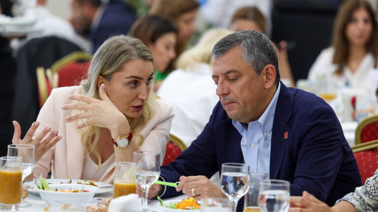 Özgür Özel, İBB operasyonlarında tutuklananların yakınlarıyla buluştu – Son Dakika Siyaset Haberleri