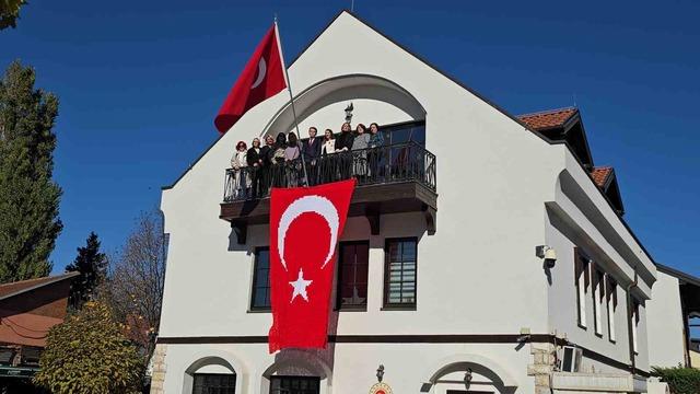 Kosovalı 102 kadın, Türkiye Cumhuriyeti'nin kuruluşunun 102. yıl dönümü nedeniyle bayrak ördü 6
