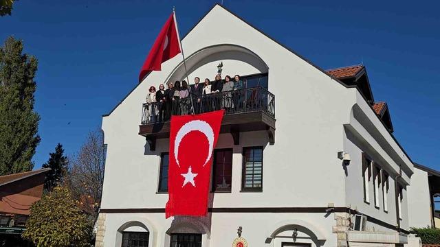 Kosovalı 102 kadın, Türkiye Cumhuriyeti'nin kuruluşunun 102. yıl dönümü dolayısıyla bayrak ördü 5