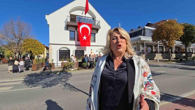 Kosovalı 102 kadın, Türkiye Cumhuriyeti'nin kuruluşunun 102. yıl dönümü nedeniyle bayrak ördü 11
