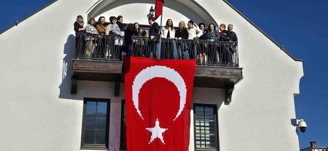 Kosovalı 102 kadın, Türkiye Cumhuriyeti'nin kuruluşunun 102. yıl dönümü nedeniyle bayrak ördü 8