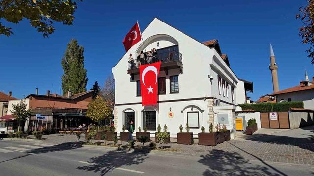 Kosovalı 102 kadın, Türkiye Cumhuriyeti'nin kuruluşunun 102. yıl dönümü nedeniyle bayrak ördü 4
