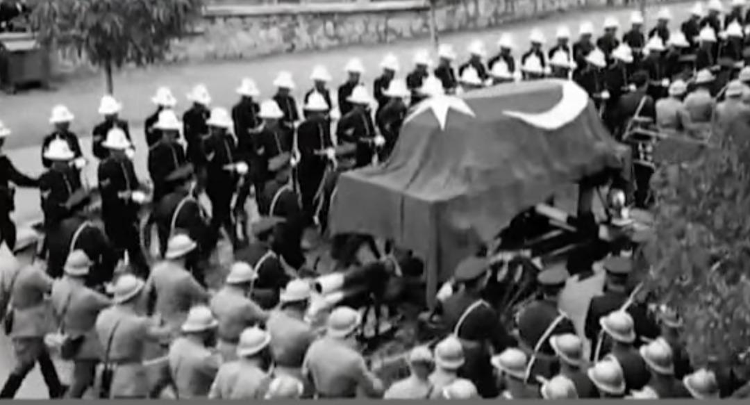 Binlerce vatandaş istek ve minnetle Dolmabahçe Sarayı'na gitti 9