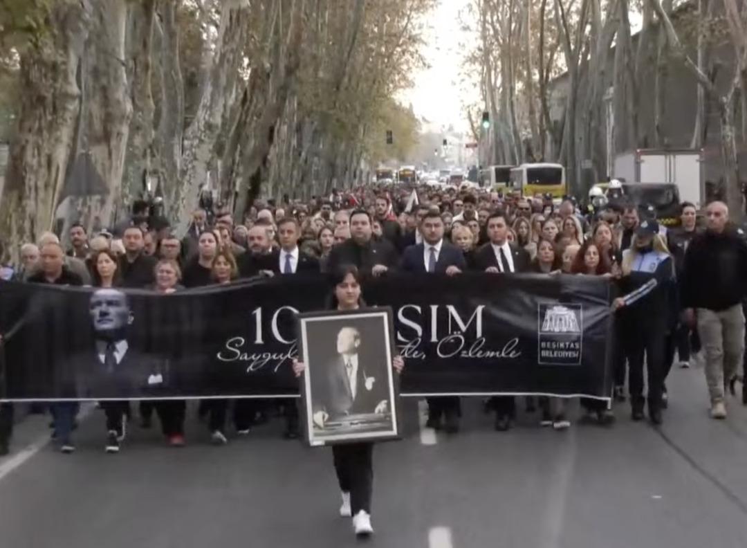 Binlerce vatandaş istek ve minnetle Dolmabahçe Sarayı'na gitti 2